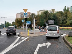 Pas do skrętu i brak kierunkowskazu. Czy można za to dostać mandat?
