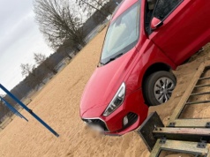 Ukradł samochód z warsztatu. Rajd zakończył na plaży