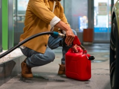 Kierowcy przygotowują się na drogie tankowanie. Ten przedmiot znów wraca do łask