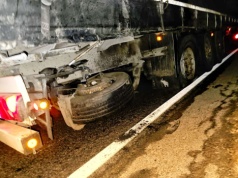 Peugeotem wjechał w bok ciężarówki. Przód skasowany (ZDJĘCIA)