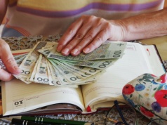 Emeryci bez obiecanego 2150 zł miesięcznie. Świadczenie wycofane, w zamian inna opcja