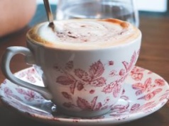 Słodka kawa bez cukru to nie bajka. Tak szybko możesz poprawić jej smak