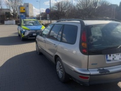 48-latek kierował mając ponad 3 promile i trzy dożywotnie zakazy. Tak przyjechał do sklepu