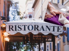 Włoski Aperol Spritz jako inspracja. Paznokcie w jego kolorze są teraz No.1