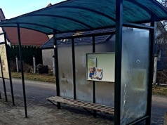 Przegrali grę i wpadli w szał. 14-latek i 11-latek zdemolowali przystanek