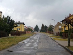 Podtopienia i zalania posesji, uszkodzone nawierzchnie dróg, brak chodników. Mieszkańcy proszą o interwencję.