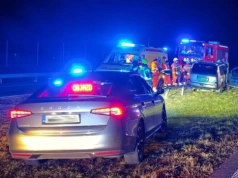 Nissan z czterema osobami uderzył w bariery. Kierowca zasłabł