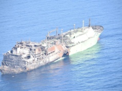 „Tykająca bomba” na morzu. Uszkodzony gazowiec z Rosji grozi katastrofą