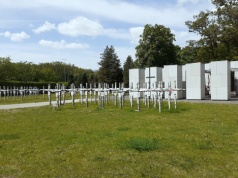 Nowe krzyże na Łączce. Wolontariusze i żołnierze odnowili kwaterę „Ł” na Powązkach