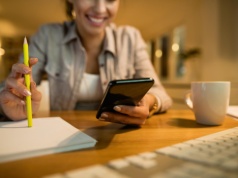 Aplikacje przyciągają, wiedza nie nadąża. Polacy inwestują coraz szybciej, ale czy mądrzej?