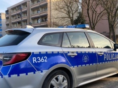 Pojechała z koleżanką za granicę. W domu zostawiła troje dzieci. Opiekę przejął... 12-latek