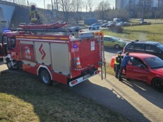 Dachowanie na rondzie w Olsztynie. Skoda wywrócona po nagłym manewrze