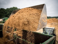 Przewoził dwoje wnucząt w łyżce ładowarki. 7-latek wypadł z niej i został najechany przez jedno z kół