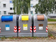 Wrocławianie źle segregują śmieci. Rusza kampania edukacyjna „Wrzuć do kosza”.