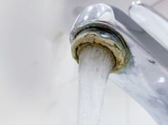 Wetrzyj w kran, a kamień odpadnie płatami. 5 minut i gotowe