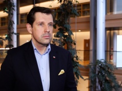 Unia Europejska chce złagodzić AI Act. Na szali konkurencyjność start-upów i małych przedsiębiorców