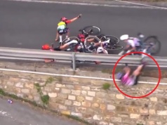 Dramat na trasie! Kolarka z Limanowej w środku kraksy. Makabryczny upadek rywalki