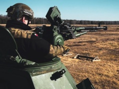 Artylerzyści ćwiczą strzelanie z karabinów maszynowych