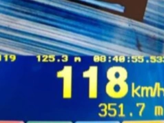 118 km/h w terenie zabudowanym. 73-latek stracił prawo jazdy i dostał wysoki mandat