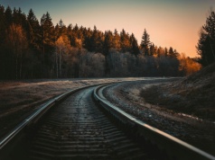 Sabotaż na kolei? Rozpędzony pociąg uderzył w beton