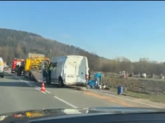 Groźny poranek na DK75. Zderzenie trzech pojazdów, jedna osoba w szpitalu