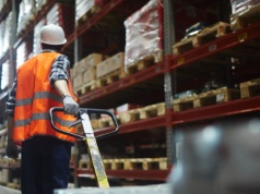 Biedronka, Lidl i Dino szukają do pracy w magazynie. Taką dają wypłatę