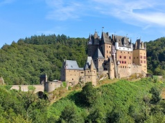 Wieżyczki i tajemnice liczące 850 lat. Co kryje zamek w skalistej dolinie?