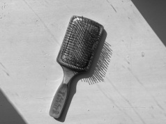 Szczotka do włosów to śmietnik z kolcami. Sprawdź, jak bakterie i grzyby niszczą Twoją skórę głowy oraz fryzurę