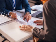 Najlepsi zarabiają nawet 53 tys. zł. Ale wymagania wobec specjalistów cały czas rosną