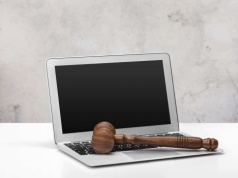 Prawnik IT i radca prawny w branży technologicznej – jakie daje wsparcie?