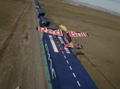 Rekordowy manewr włoskiego pilota. Costa wylądował na jadącym pociągu