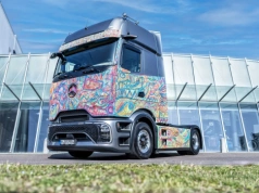 Nowy Actros ręcznie pomalowany akrylem – „demo” przygotowane przez artystę