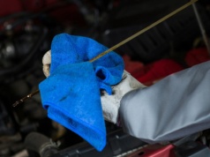 Olej zrobił się czarny i już się martwisz? Ten detal mówi, czy silnik jest zagrożony