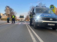 Potrącił dwie osoby i uderzył w inne auto