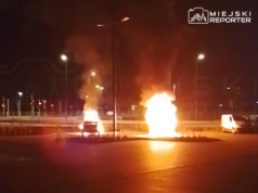 Podpalenie pojazdów na parkingu Lidla na Targówku. Spłonęła laweta i taksówka. Sprawcy uciekli