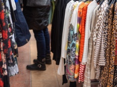 Stałe klientki rezygnują z lumpeksów. "Koktajl plastiku i metali ciężkich z Shein"