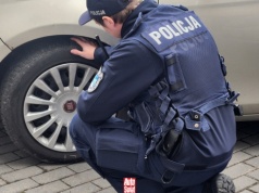 Czy latem można jeździć na zimówkach? Co na to przepisy, a co wulkanizatorzy?