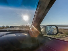 Ten detal z przedniej szyby znika z nowych aut. Mało kto wie, co się z nim stało