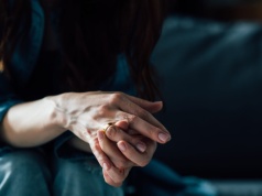 Nie sprzedają, nie wyrzucają. Kobiety "odczarowują" obrączki po rozwodzie