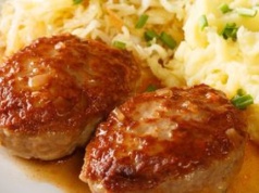 Ścieram na tarce i dodaję do mięsa mielonego. Kotlety wychodzą delikatne i bardziej soczyste