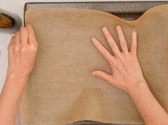 Używasz papieru do pieczenia? Lepiej przeczytaj etykietę. Łatwo może stać się toksyczny