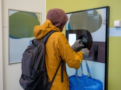 Recyklomaty przepełnione, punkty zwrotu daleko. Co blokuje system kaucyjny w Polsce?