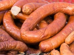 Jak ściągnąć skórkę z kiełbasy? Mało kto zna ten trik i później się męczy