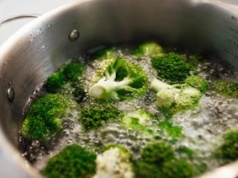 To najgorszy błąd podczas gotowania brokułów. Przez to tracą zielony kolor i stają się gorzkie