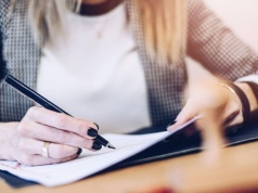 Ten szczegół w podpisie może być oznaką braku pewności siebie