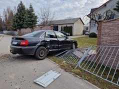 Zderzenie dwóch pojazdów na skrzyżowaniu w Lublinie. Audi przebiło ogrodzenie