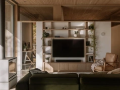 Ten dom nie stoi na ziemi jak inne. Architekci „zawiesili” go w lesie