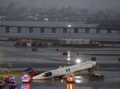 Siedziała tuż za pilotami Air Canada. Cudem przeżyła. Znaleźli ją poza samolotem