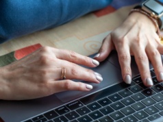 Polacy częściej dorabiają teraz do pensji. Jedna grupa wyraźnie dominuje