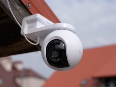 Sprawdzam kamerę EZVIZ EB8 Pro z panelem słonecznym. Maksymalna ochrona, minimum przewodów